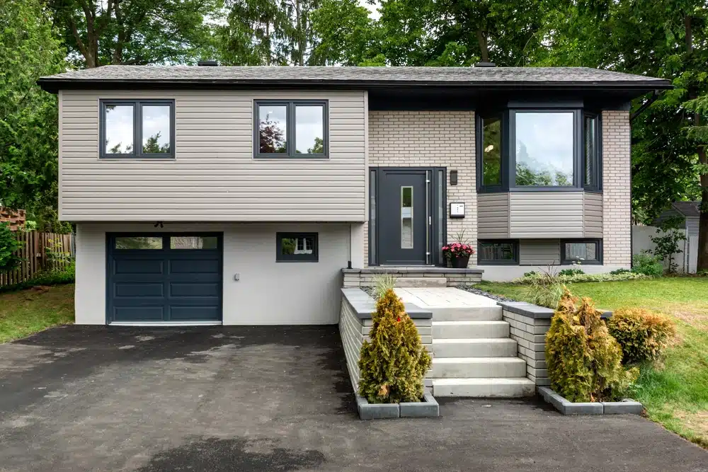Canadian,Single,Family,House,,Renovated,With,Some,Luxury,Elements,In